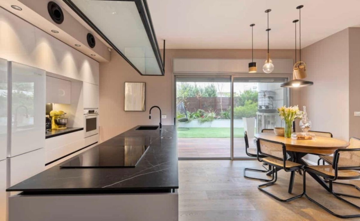 In the heart of Tel Aviv’s Kochav HaTzafon neighborhood one of the most impressive garden apartments.