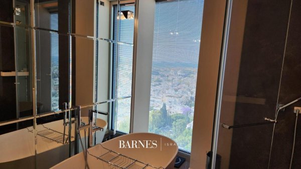 Luxurious Apartment in... - picture 3