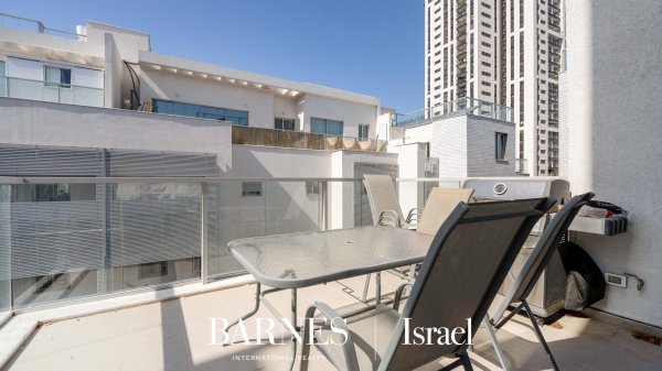 Stunning 3 bedrooms apartment... - picture 3