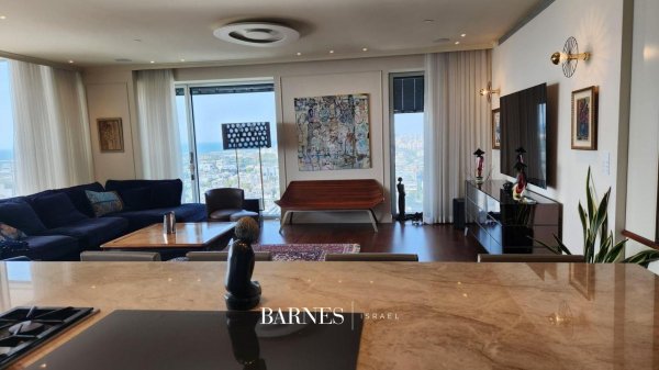 Luxurious Apartment in... - picture 2