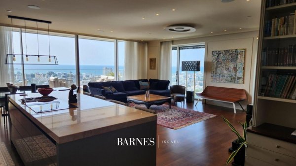 Luxurious Apartment in... - picture 1